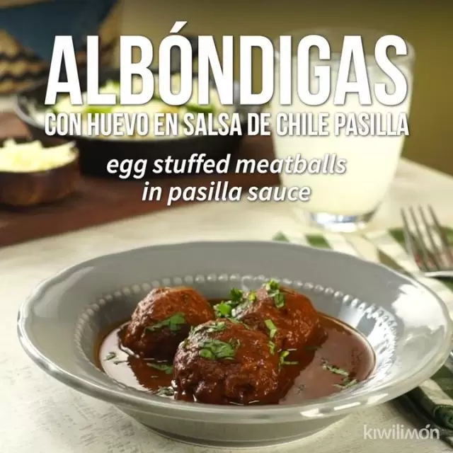 Albóndigas con huevo en chile pasilla 1112