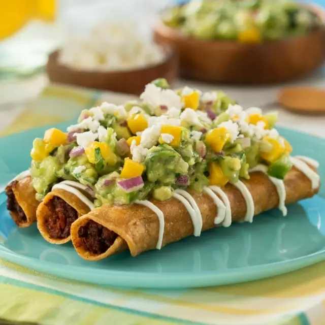 Tacos dorados de atún con guacamole