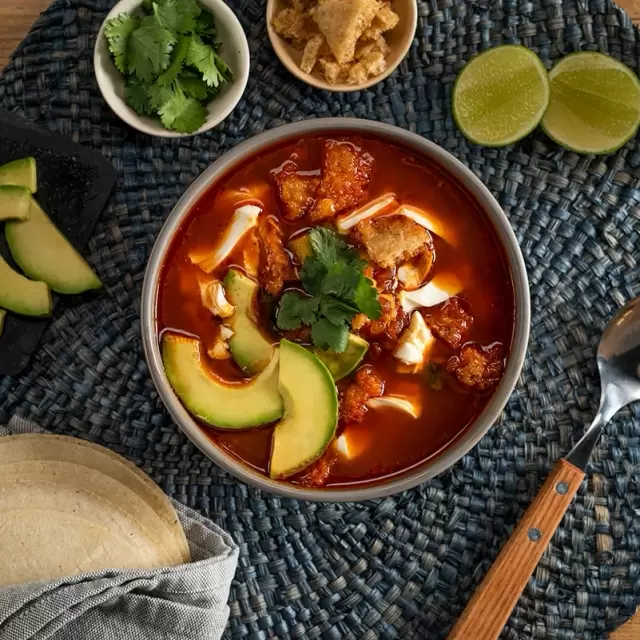 Caldo tlalpeño con chicharron