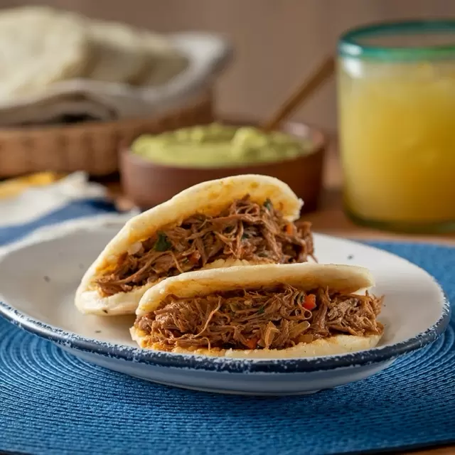 Arepas de carne mechada